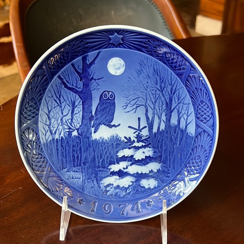 Royal Copenhagen Blue & White Annual Christmas Plate - 1974